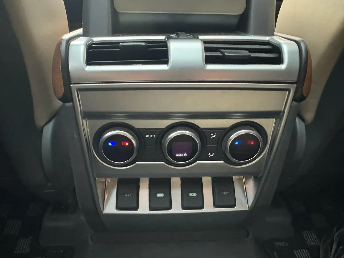 2020 Land Rover Defender 3.0T 400HP L6 8AT,autocango,china used car exporter,china ev exporter,chinese used car exporter,chinese used ev exporter