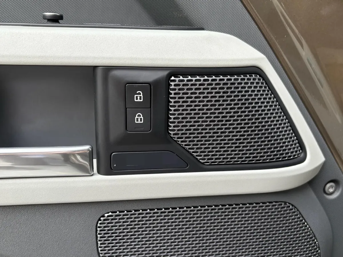 2020 Land Rover Defender 3.0T 400HP L6 8AT,autocango,china used car exporter,china ev exporter,chinese used car exporter,chinese used ev exporter