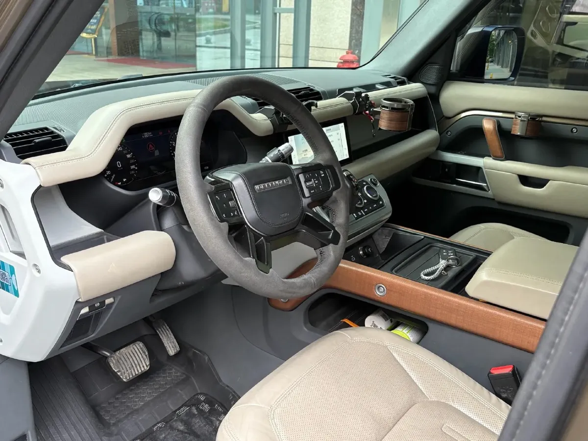 2020 Land Rover Defender 3.0T 400HP L6 8AT,autocango,china used car exporter,china ev exporter,chinese used car exporter,chinese used ev exporter