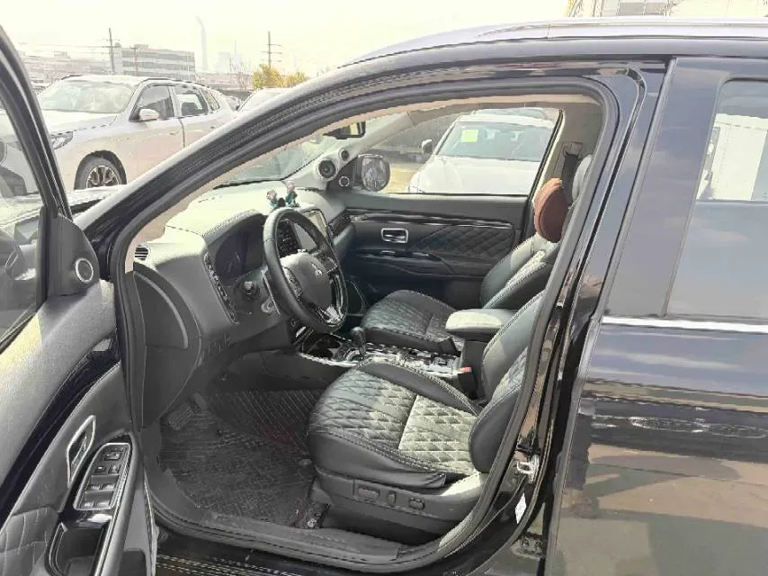 2021 Mitsubishi Outlander 2.4L 192HP L4 CVT,autocango,china used car exporter,china ev exporter,chinese used car exporter,chinese used ev exporter
