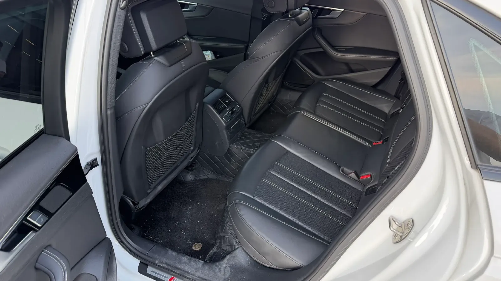 2023 Audi A4L 2.0T 190HP L4 7DCT,autocango,china used car exporter,china ev exporter,chinese used car exporter,chinese used ev exporter