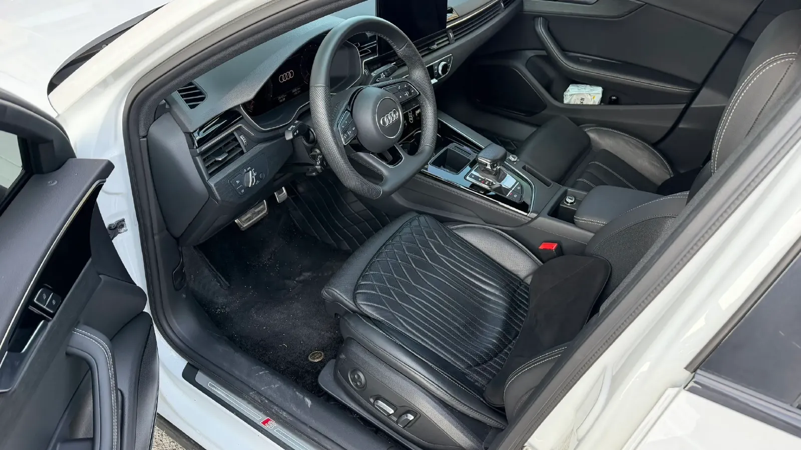 2023 Audi A4L 2.0T 190HP L4 7DCT,autocango,china used car exporter,china ev exporter,chinese used car exporter,chinese used ev exporter