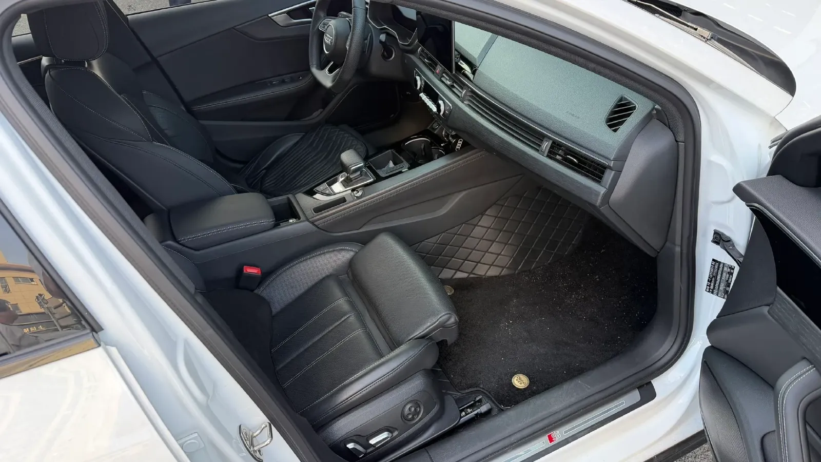 2023 Audi A4L 2.0T 190HP L4 7DCT,autocango,china used car exporter,china ev exporter,chinese used car exporter,chinese used ev exporter