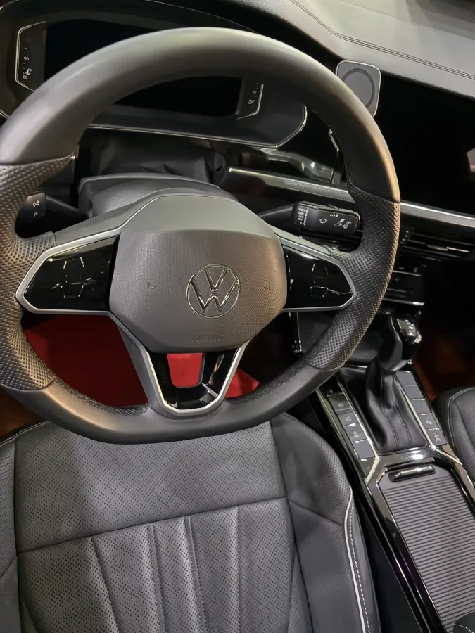 2024 Volkswagen Passat 2.0T 220HP L4 7DCT,autocango,china used car exporter,china ev exporter,chinese used car exporter,chinese used ev exporter