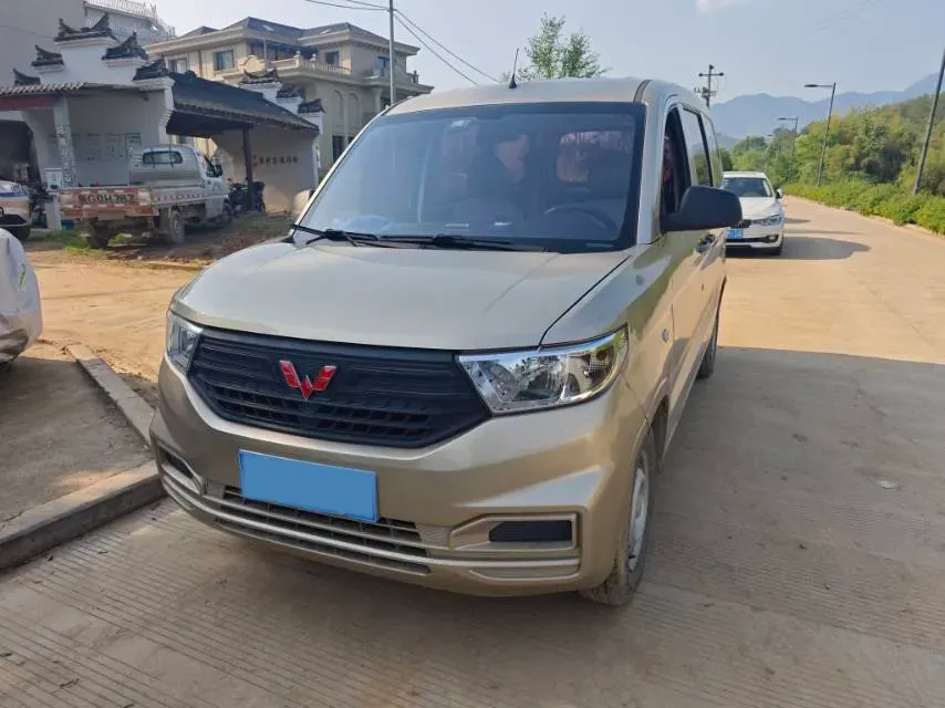2019 WuLing HongGuang V 1.5L 105HP L4 5MT,autocango,china used car exporter,china ev exporter,chinese used car exporter,chinese used ev exporter