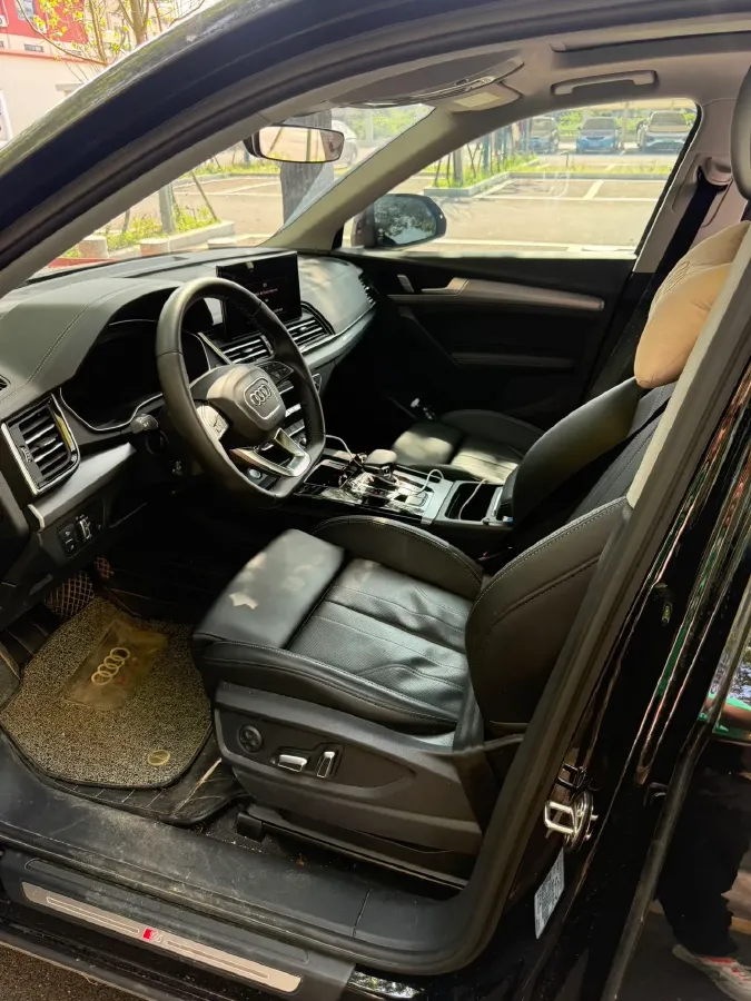 2025 Audi Q5L 2.0T 190HP L4 7DCT,autocango,china used car exporter,china ev exporter,chinese used car exporter,chinese used ev exporter