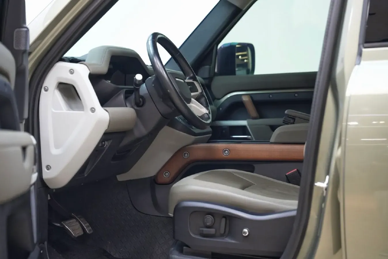 2020 Land Rover Defender 3.0T 400HP L6 8AT,autocango,china used car exporter,china ev exporter,chinese used car exporter,chinese used ev exporter