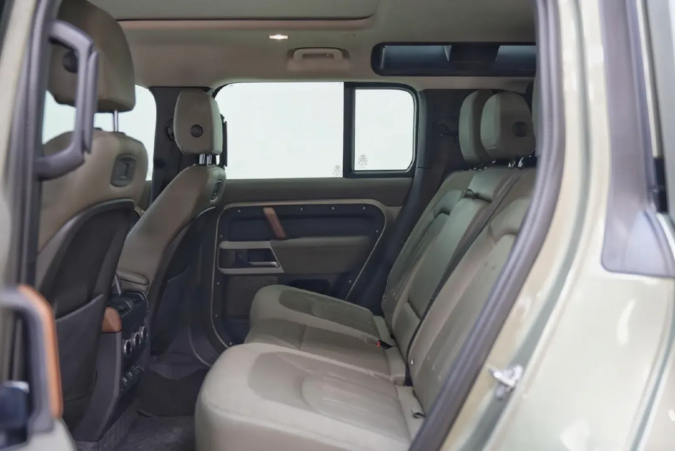 2020 Land Rover Defender 3.0T 400HP L6 8AT,autocango,china used car exporter,china ev exporter,chinese used car exporter,chinese used ev exporter