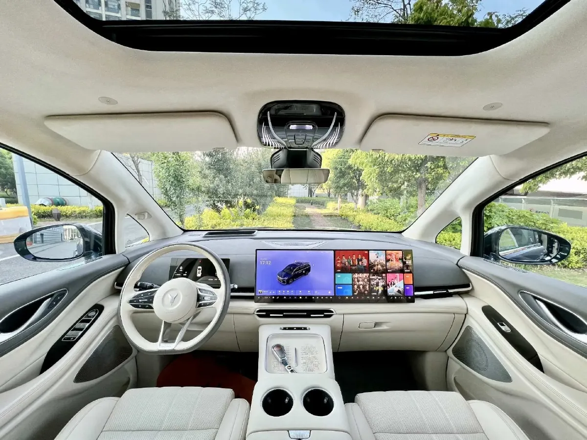 2025 Voyah Dream 1.5T 150HP L4 PHEV 41.7KWH,autocango,china used car exporter,china ev exporter,chinese used car exporter,chinese used ev exporter