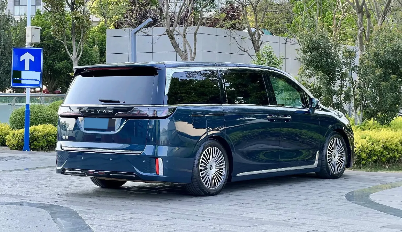 2025 Voyah Dream 1.5T 150HP L4 PHEV 41.7KWH,autocango,china used car exporter,china ev exporter,chinese used car exporter,chinese used ev exporter