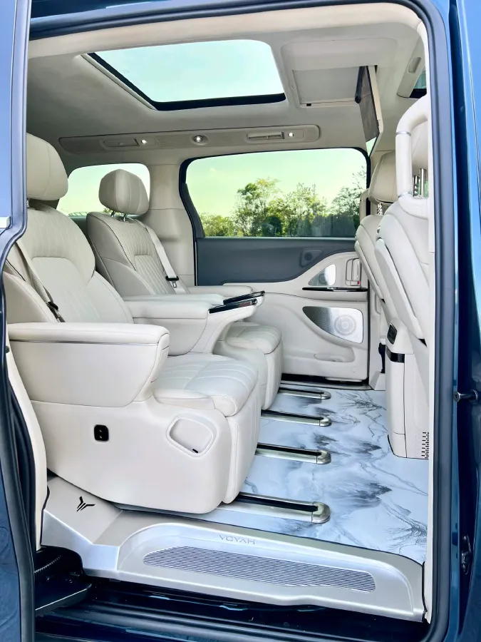 2025 Voyah Dream 1.5T 150HP L4 PHEV 41.7KWH,autocango,china used car exporter,china ev exporter,chinese used car exporter,chinese used ev exporter