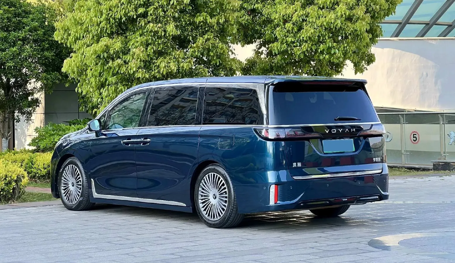 2025 Voyah Dream 1.5T 150HP L4 PHEV 41.7KWH,autocango,china used car exporter,china ev exporter,chinese used car exporter,chinese used ev exporter