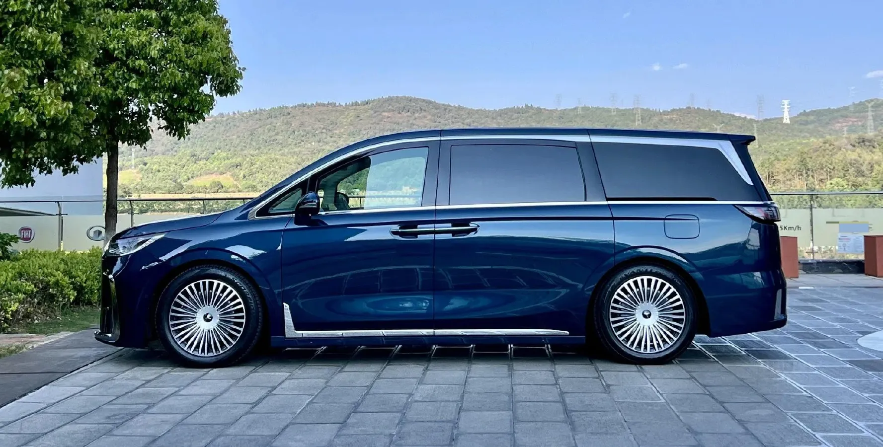 2025 Voyah Dream 1.5T 150HP L4 PHEV 41.7KWH,autocango,china used car exporter,china ev exporter,chinese used car exporter,chinese used ev exporter