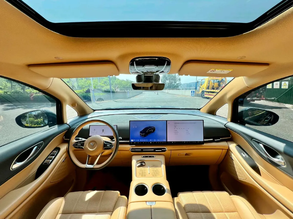 2025 Voyah Dream 1.5T 150HP L4 PHEV 41.7KWH,autocango,china used car exporter,china ev exporter,chinese used car exporter,chinese used ev exporter