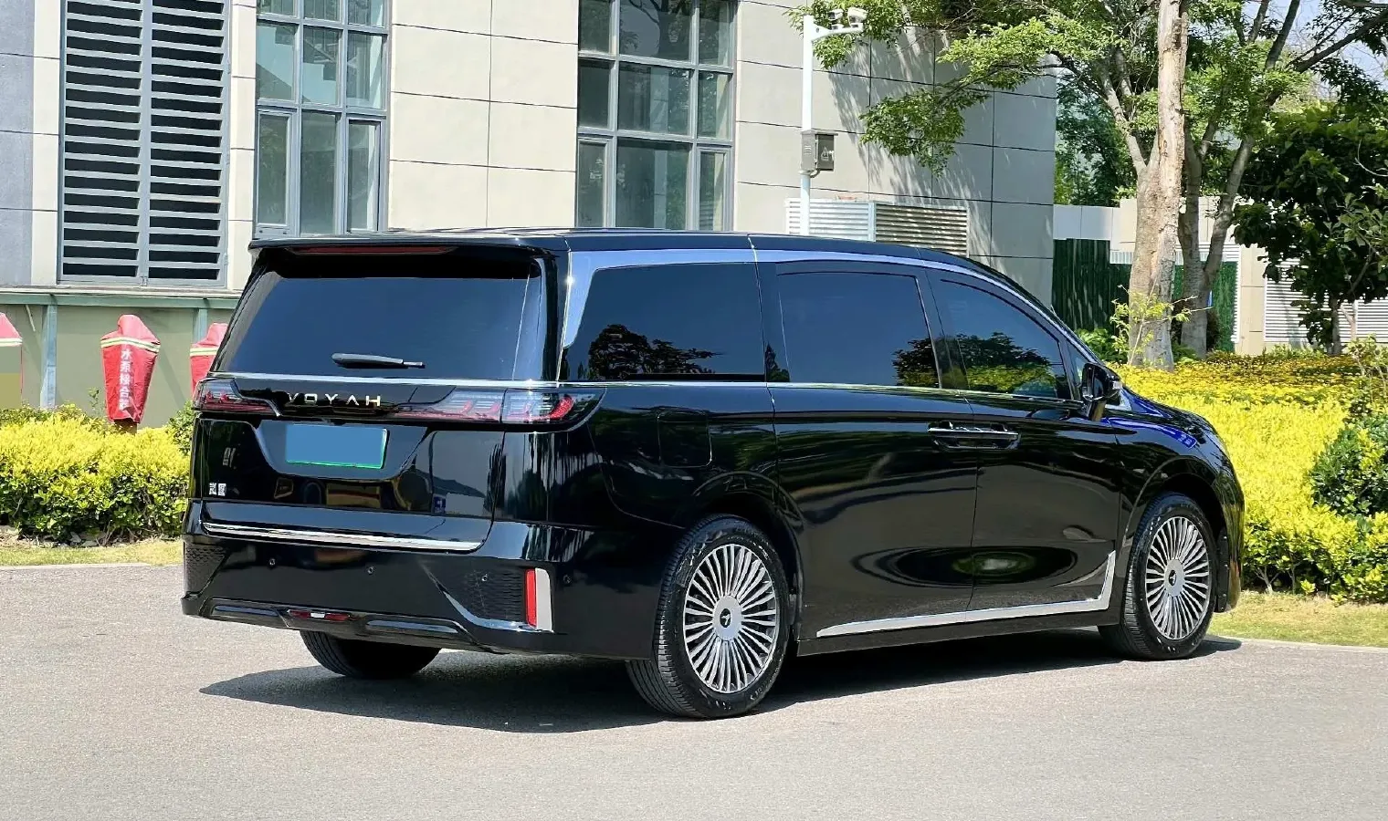 2025 Voyah Dream 1.5T 150HP L4 PHEV 41.7KWH,autocango,china used car exporter,china ev exporter,chinese used car exporter,chinese used ev exporter