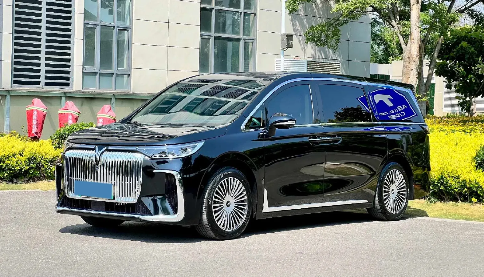2025 Voyah Dream 1.5T 150HP L4 PHEV 41.7KWH,autocango,china used car exporter,china ev exporter,chinese used car exporter,chinese used ev exporter