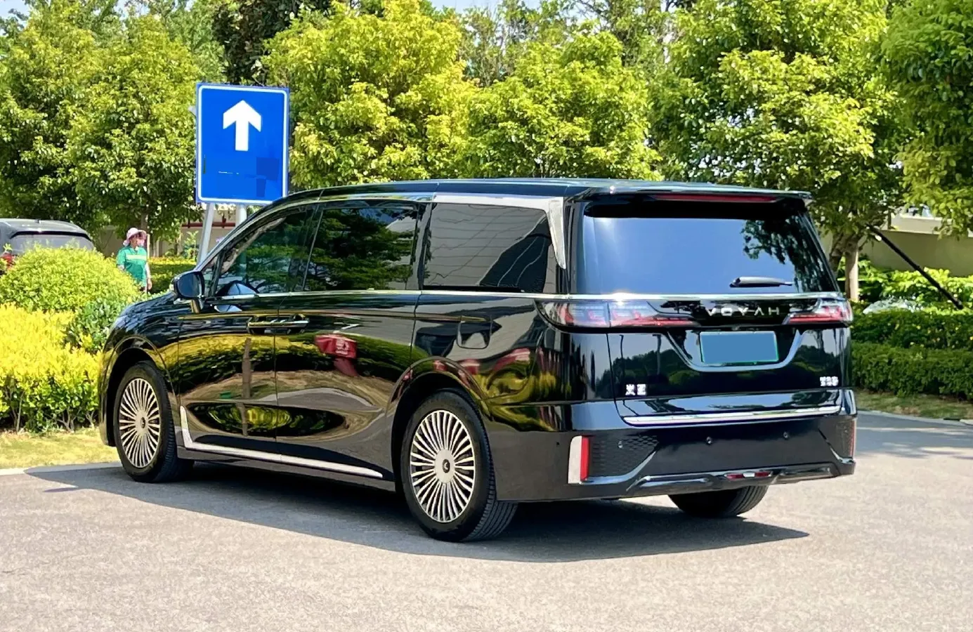 2025 Voyah Dream 1.5T 150HP L4 PHEV 41.7KWH,autocango,china used car exporter,china ev exporter,chinese used car exporter,chinese used ev exporter