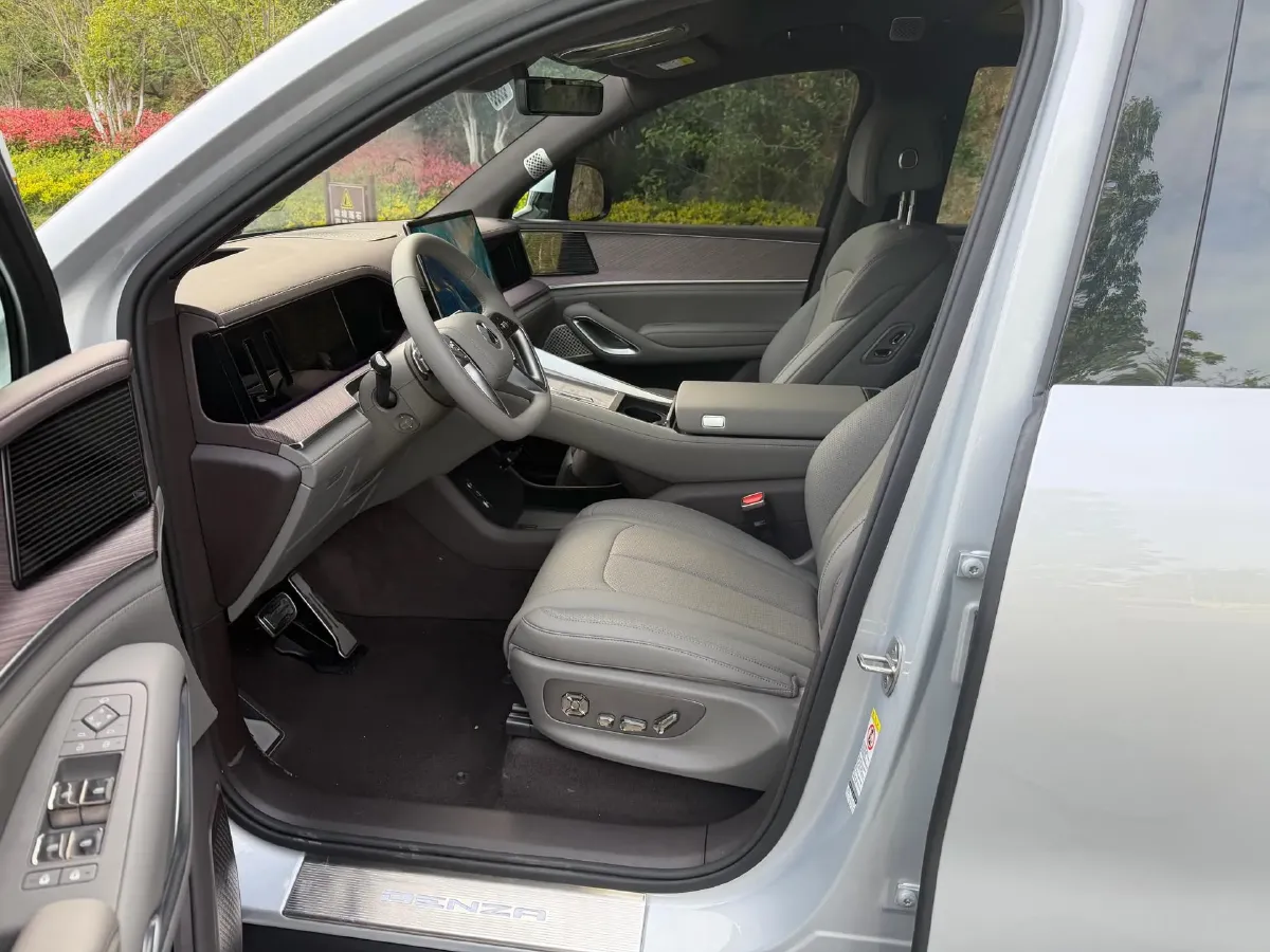 2025 Denza DenzaN9 2.0T 207HP L4 E-CVT PHEV,autocango,china used car exporter,china ev exporter,chinese used car exporter,chinese used ev exporter