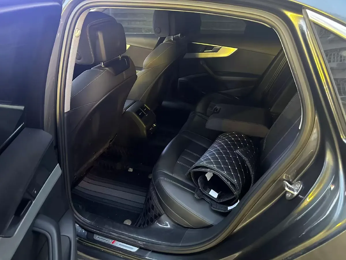 2023 Audi A4L 2.0T 190HP L4 7DCT,autocango,china used car exporter,china ev exporter,chinese used car exporter,chinese used ev exporter