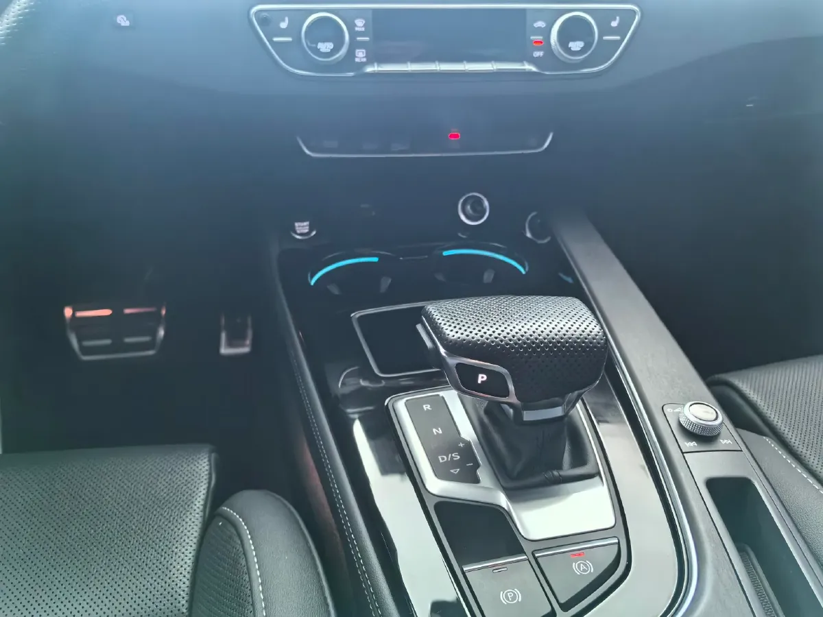 2024 Audi A4L 2.0T 190HP L4 7DCT,autocango,china used car exporter,china ev exporter,chinese used car exporter,chinese used ev exporter