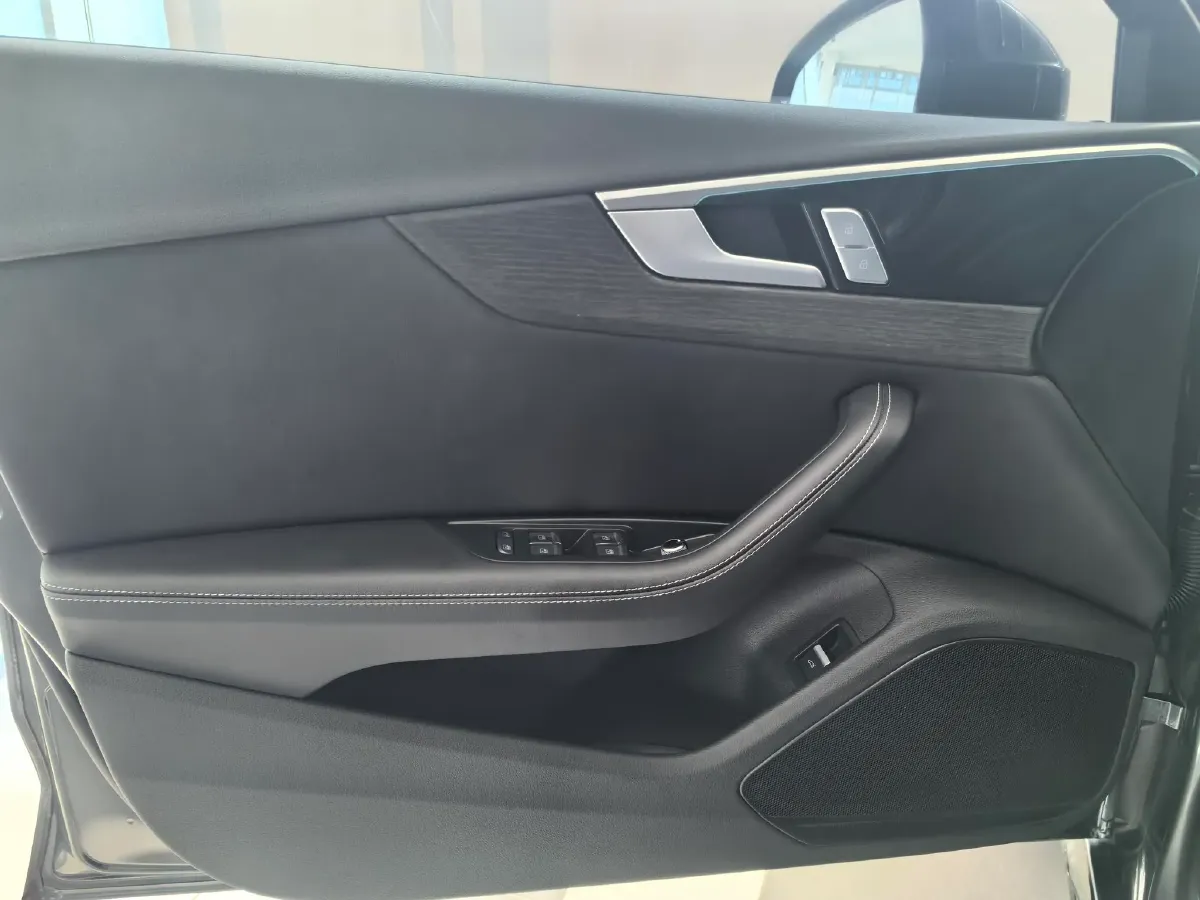 2024 Audi A4L 2.0T 190HP L4 7DCT,autocango,china used car exporter,china ev exporter,chinese used car exporter,chinese used ev exporter