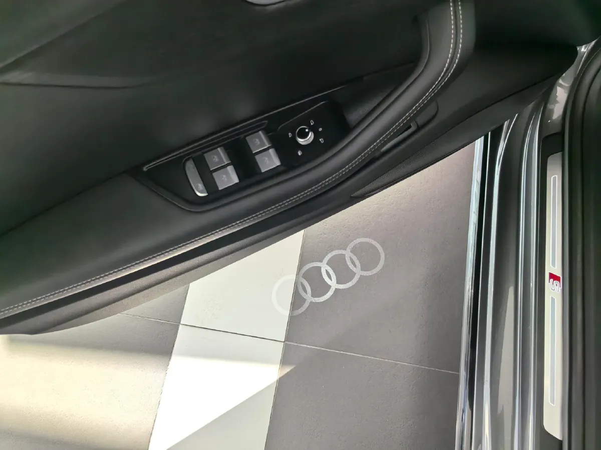 2024 Audi A4L 2.0T 190HP L4 7DCT,autocango,china used car exporter,china ev exporter,chinese used car exporter,chinese used ev exporter