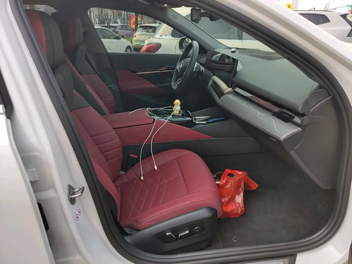 2024 BMW 5 Series 2.0T 258HP L4 8AT,autocango,china used car exporter,china ev exporter,chinese used car exporter,chinese used ev exporter