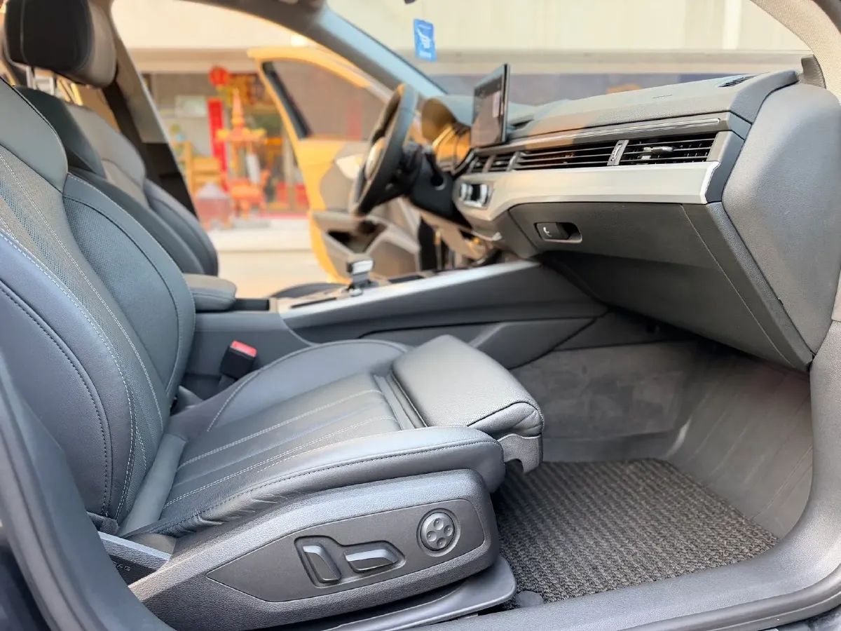 2020 Audi A4L 2.0T 190HP L4 7DCT,autocango,china used car exporter,china ev exporter,chinese used car exporter,chinese used ev exporter