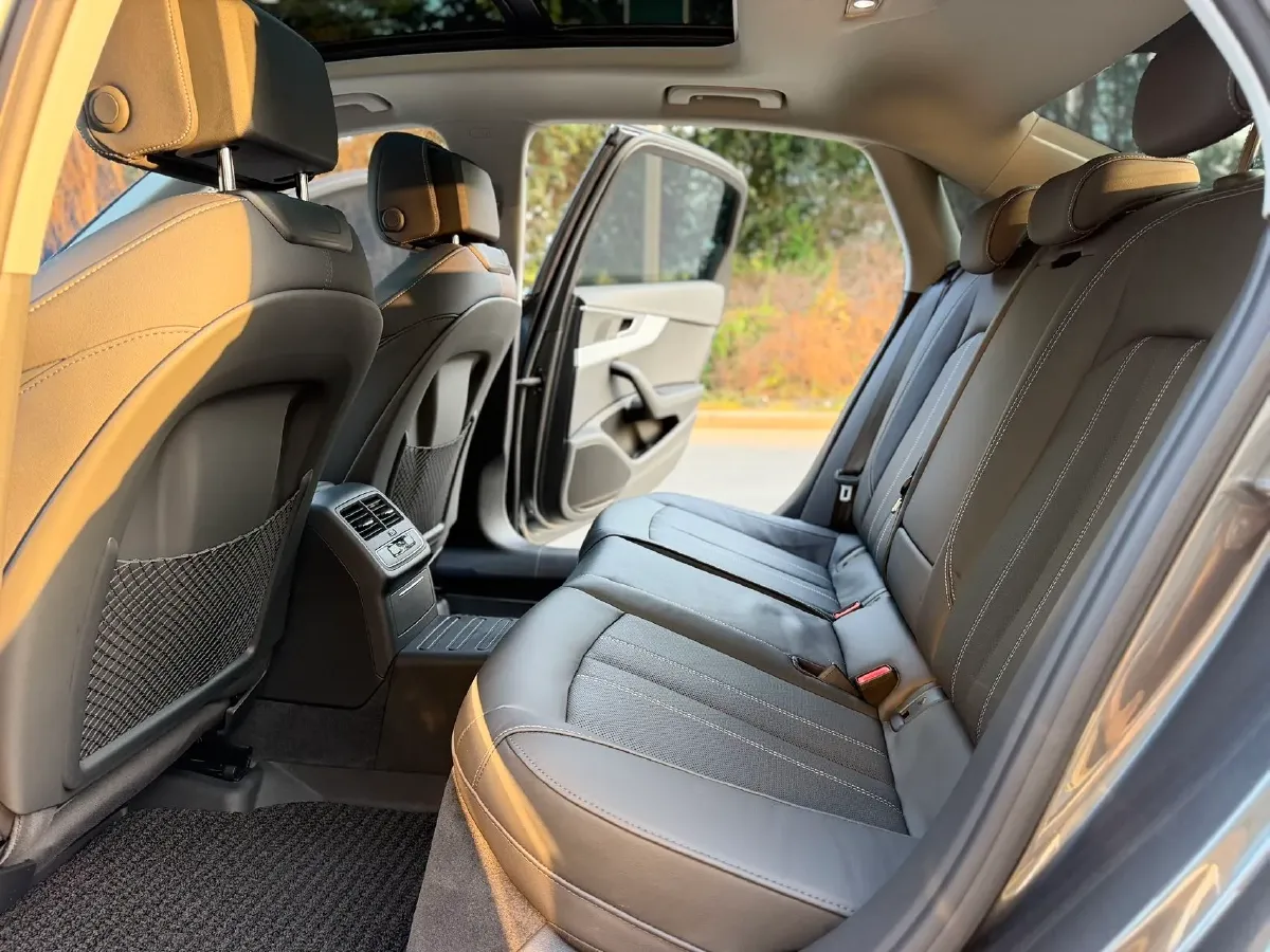 2020 Audi A4L 2.0T 190HP L4 7DCT,autocango,china used car exporter,china ev exporter,chinese used car exporter,chinese used ev exporter