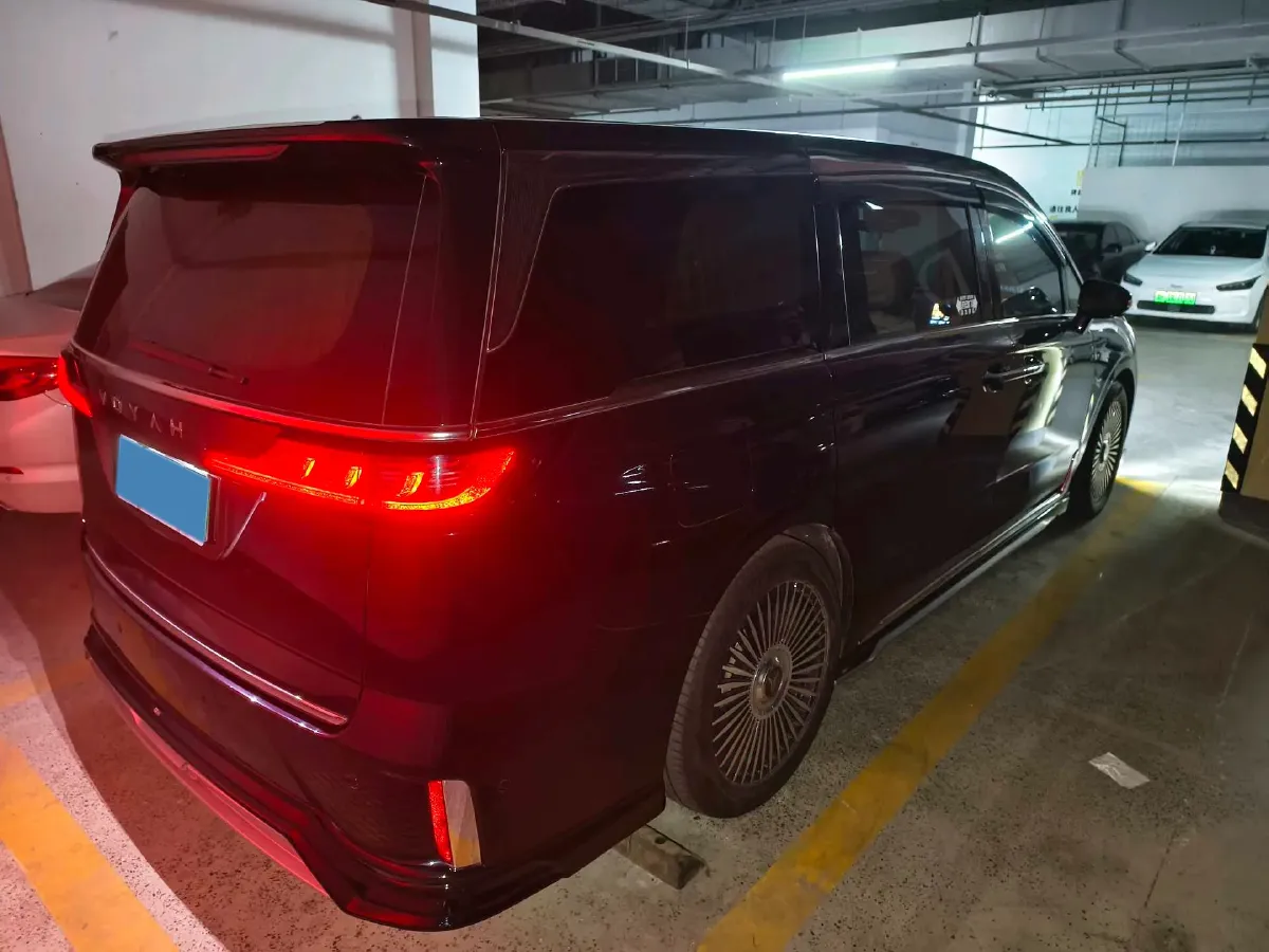 2025 Voyah Dream 1.5T 150HP L4 PHEV 41.7KWH,autocango,china used car exporter,china ev exporter,chinese used car exporter,chinese used ev exporter