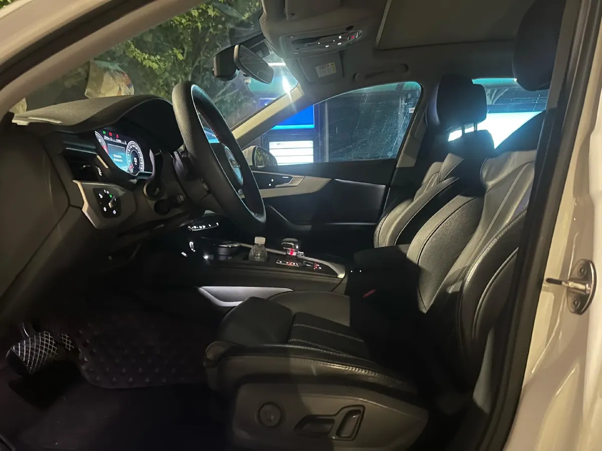 2020 Audi A4L 2.0T 190HP L4 7DCT,autocango,china used car exporter,china ev exporter,chinese used car exporter,chinese used ev exporter