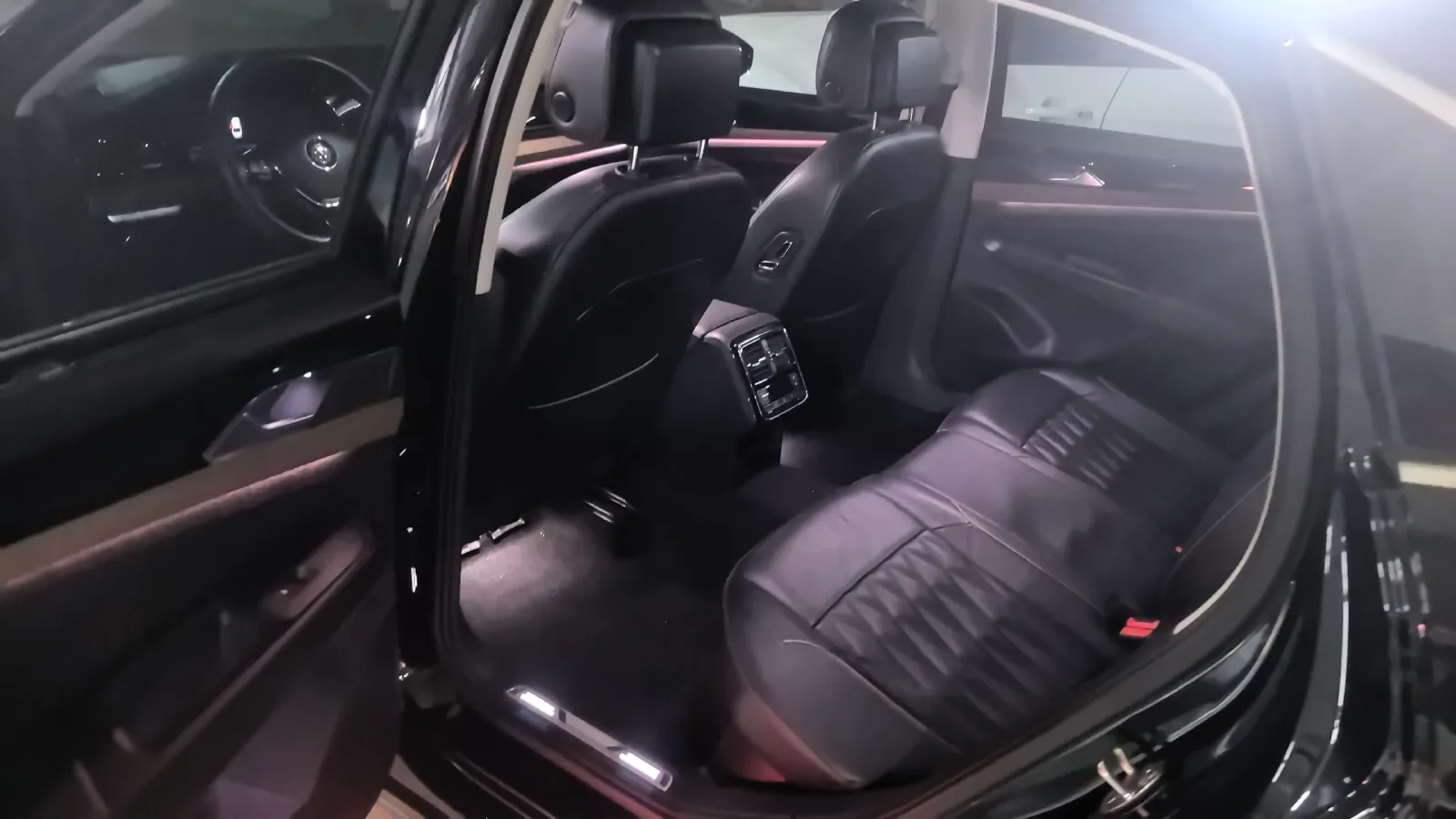 2019 Volkswagen Passat 2.0T 186HP L4 7DCT,autocango,china used car exporter,china ev exporter,chinese used car exporter,chinese used ev exporter