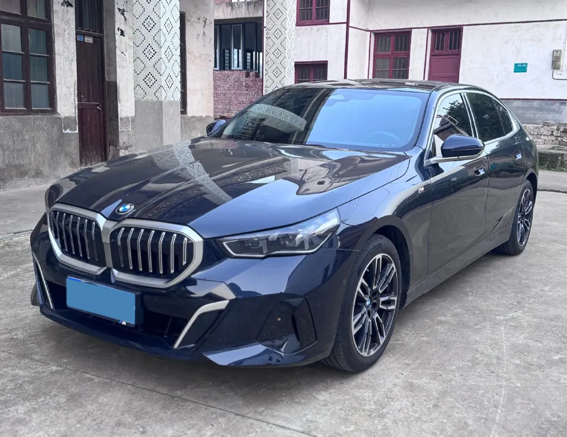 2024 BMW 5 Series 2.0T 258HP L4 8AT,autocango,china used car exporter,china ev exporter,chinese used car exporter,chinese used ev exporter