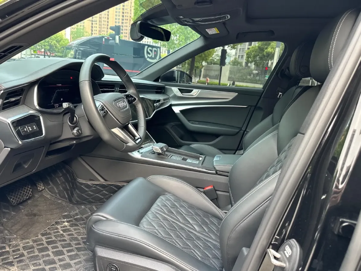 2025 Audi A6L 2.0T 245HP L4 7DCT,autocango,china used car exporter,china ev exporter,chinese used car exporter,chinese used ev exporter