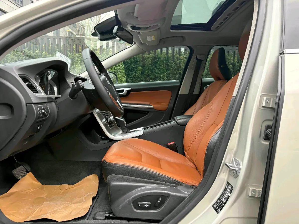 2018 Volvo S60 2.0T 190HP L4 6AT,autocango,china used car exporter,china ev exporter,chinese used car exporter,chinese used ev exporter