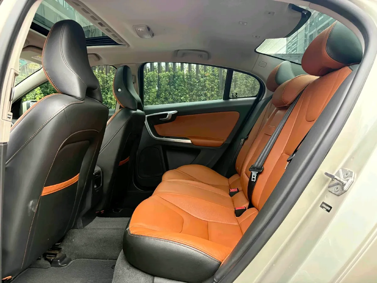 2018 Volvo S60 2.0T 190HP L4 6AT,autocango,china used car exporter,china ev exporter,chinese used car exporter,chinese used ev exporter