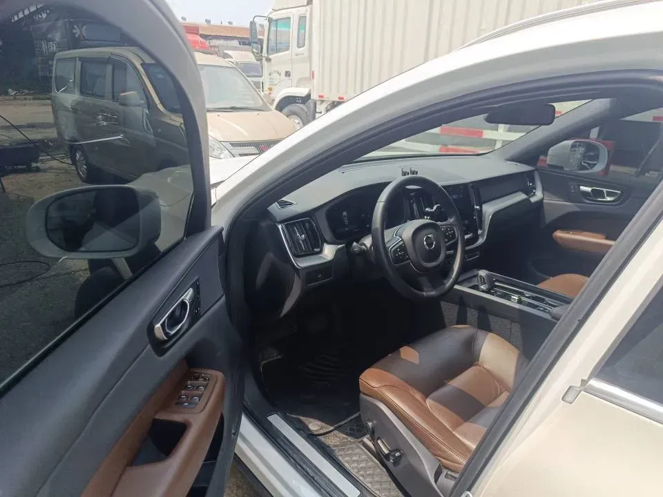2023 Volvo XC60 2.0T 250HP L4 8AT,autocango,china used car exporter,china ev exporter,chinese used car exporter,chinese used ev exporter