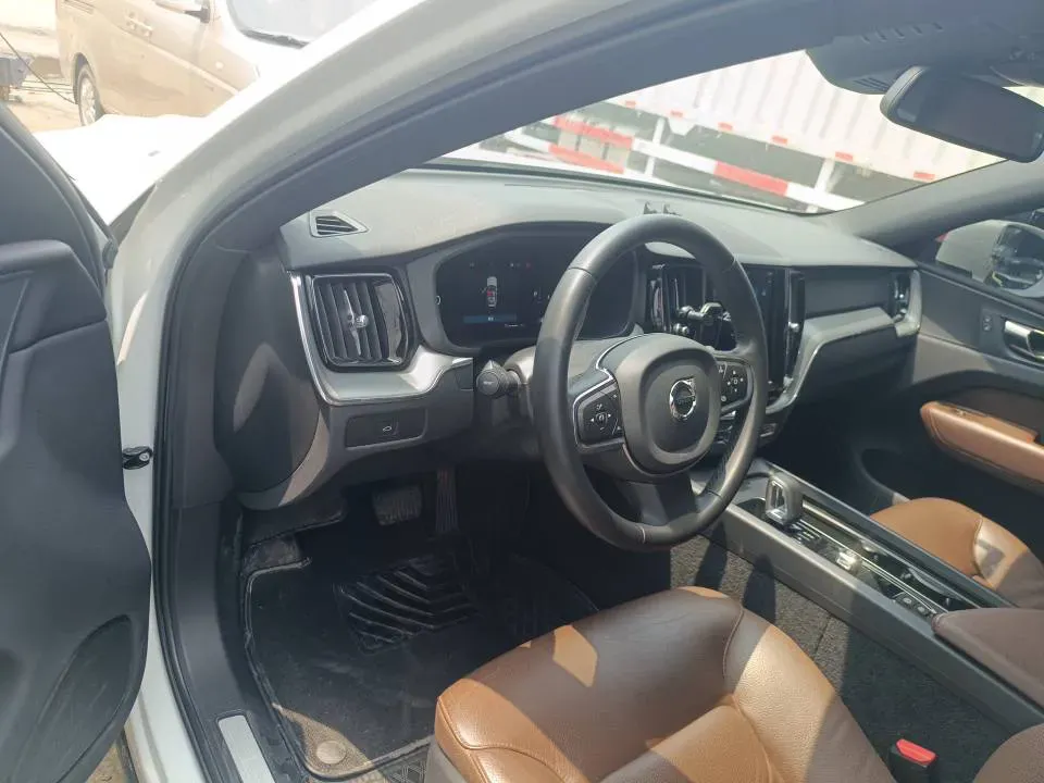 2023 Volvo XC60 2.0T 250HP L4 8AT,autocango,china used car exporter,china ev exporter,chinese used car exporter,chinese used ev exporter
