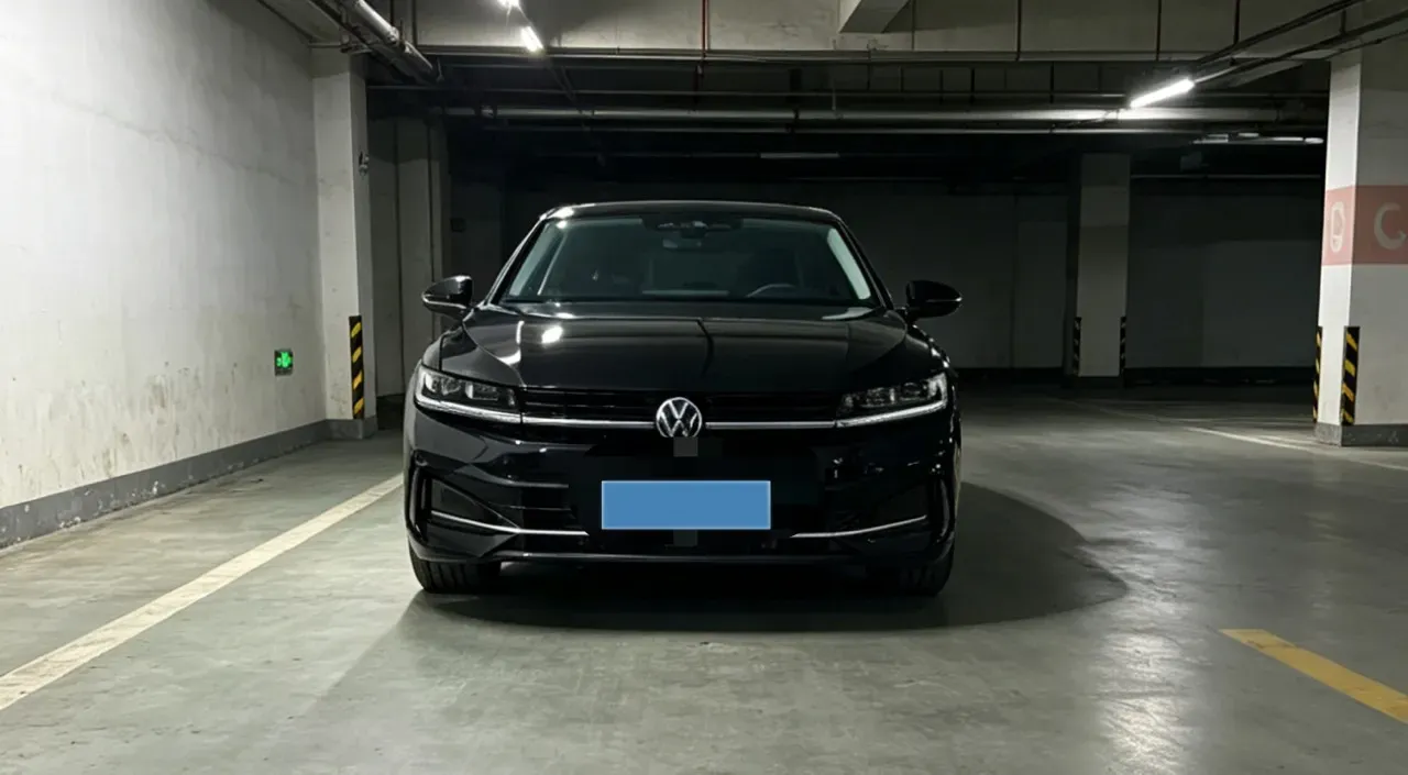 2024 Volkswagen Magotan 2.0T 220HP L4 7DCT,autocango,china used car exporter,china ev exporter,chinese used car exporter,chinese used ev exporter