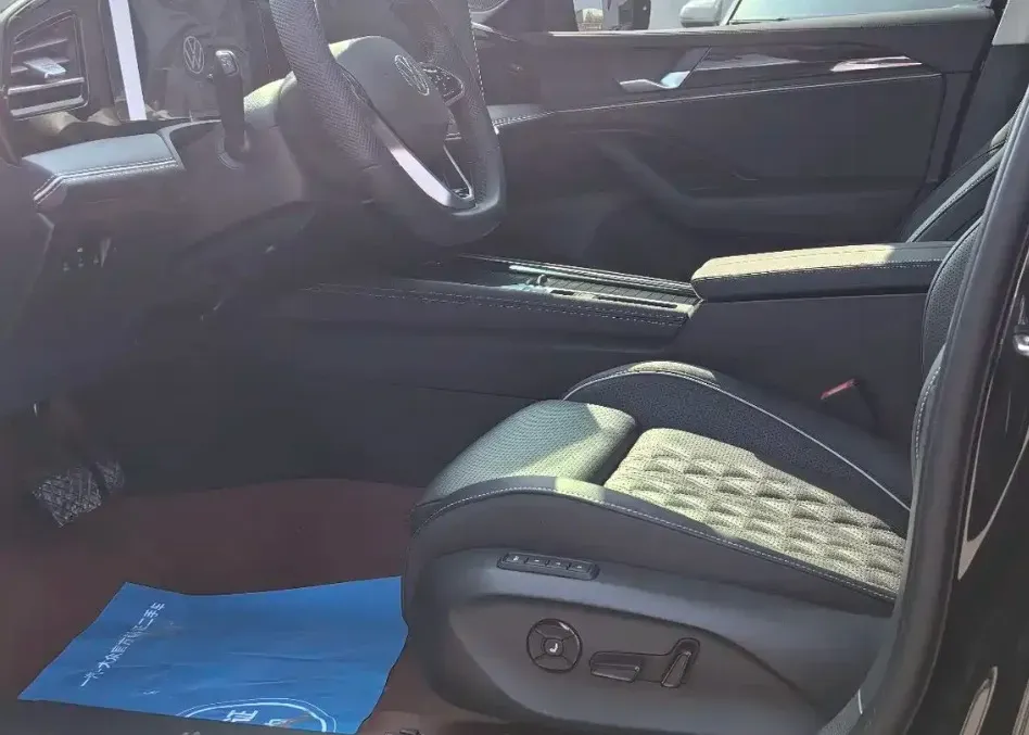 2024 Volkswagen Magotan 2.0T 220HP L4 7DCT,autocango,china used car exporter,china ev exporter,chinese used car exporter,chinese used ev exporter