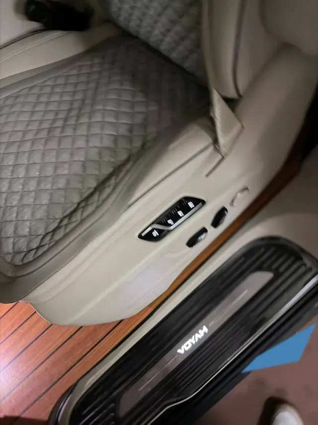 2024 Voyah Dream 1.5T 150HP L4 PHEV 43KWH,autocango,china used car exporter,china ev exporter,chinese used car exporter,chinese used ev exporter