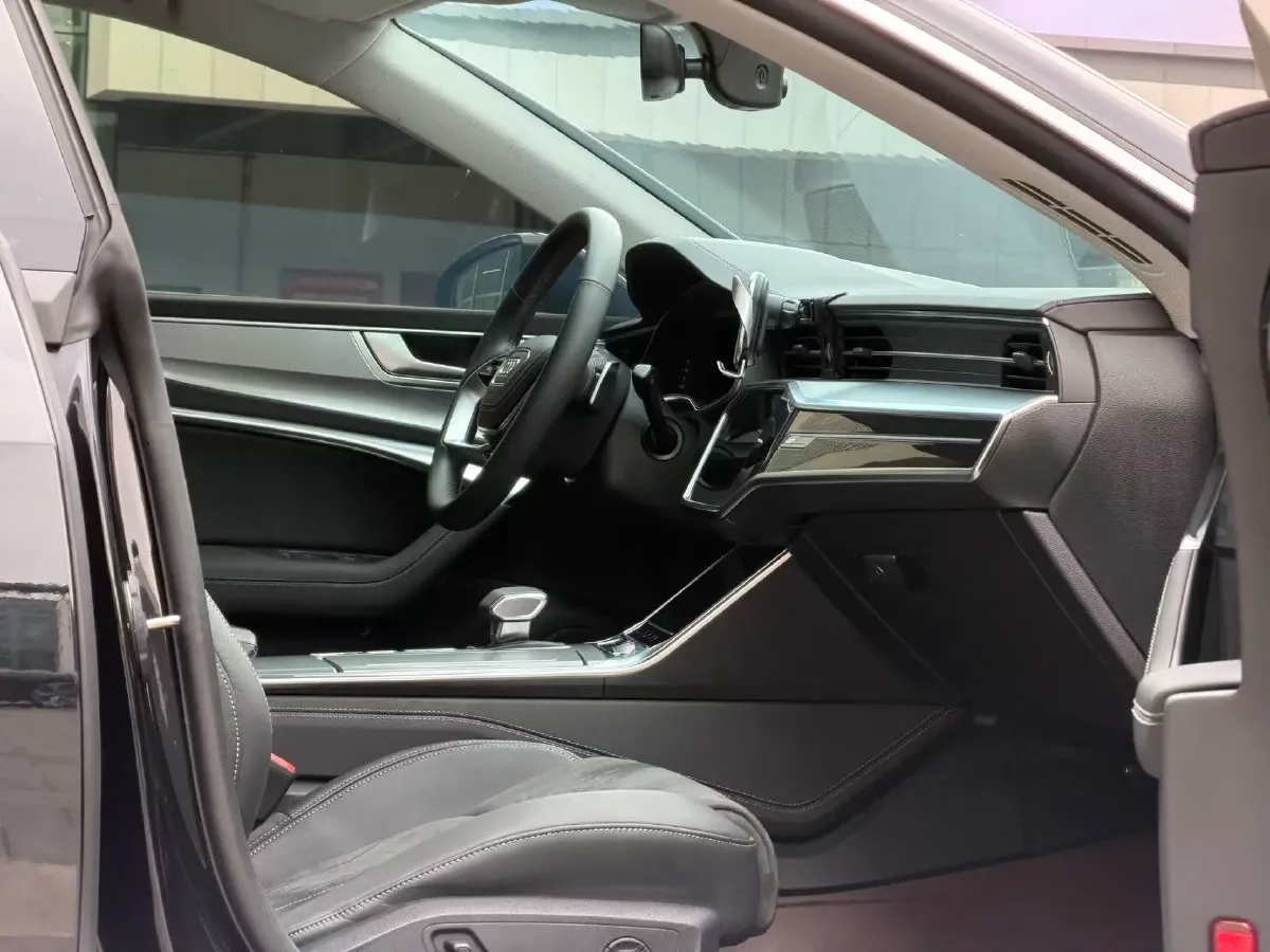 2024 Audi A7L 2.0T 245HP L4 7DCT,autocango,china used car exporter,china ev exporter,chinese used car exporter,chinese used ev exporter