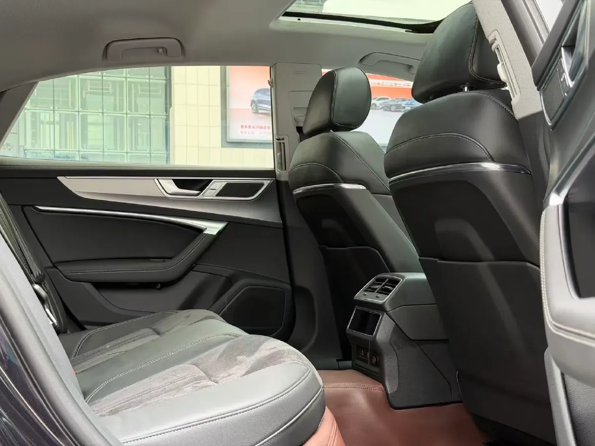 2024 Audi A7L 2.0T 245HP L4 7DCT,autocango,china used car exporter,china ev exporter,chinese used car exporter,chinese used ev exporter