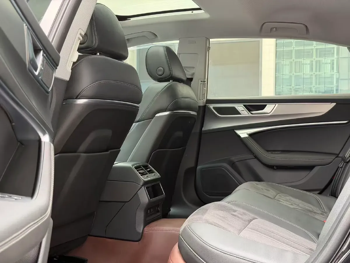 2024 Audi A7L 2.0T 245HP L4 7DCT,autocango,china used car exporter,china ev exporter,chinese used car exporter,chinese used ev exporter