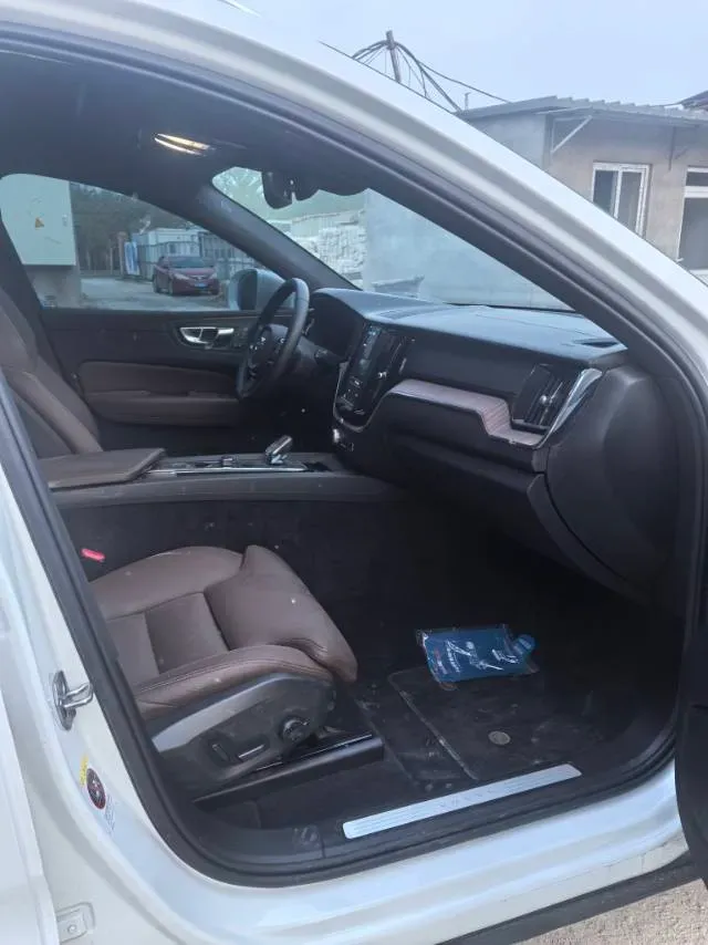 2022 Volvo XC60 2.0T 250HP L4 8AT,autocango,china used car exporter,china ev exporter,chinese used car exporter,chinese used ev exporter