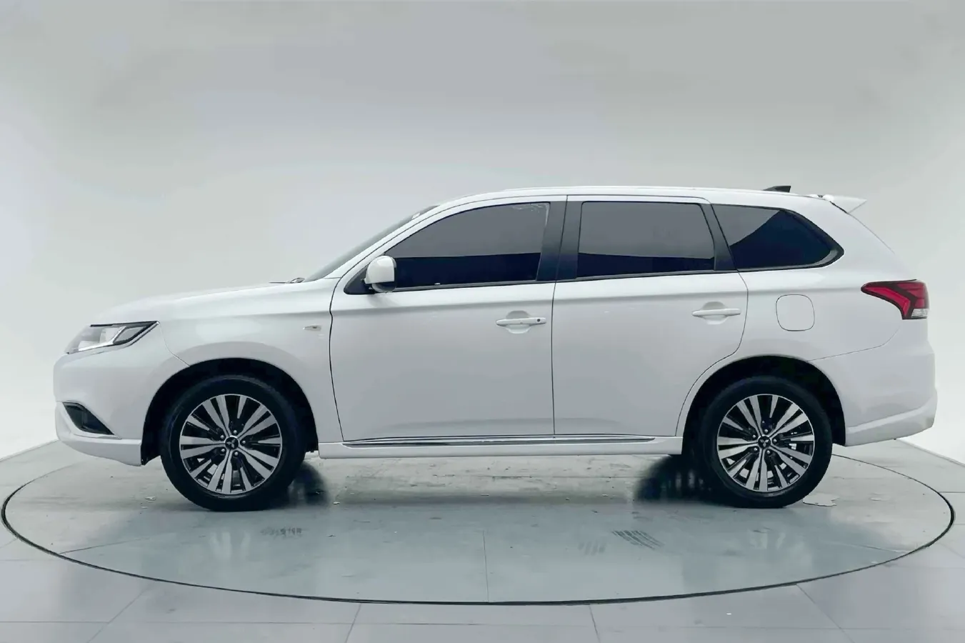 2021 Mitsubishi Outlander 2.0L 166HP L4 CVT,autocango,china used car exporter,china ev exporter,chinese used car exporter,chinese used ev exporter