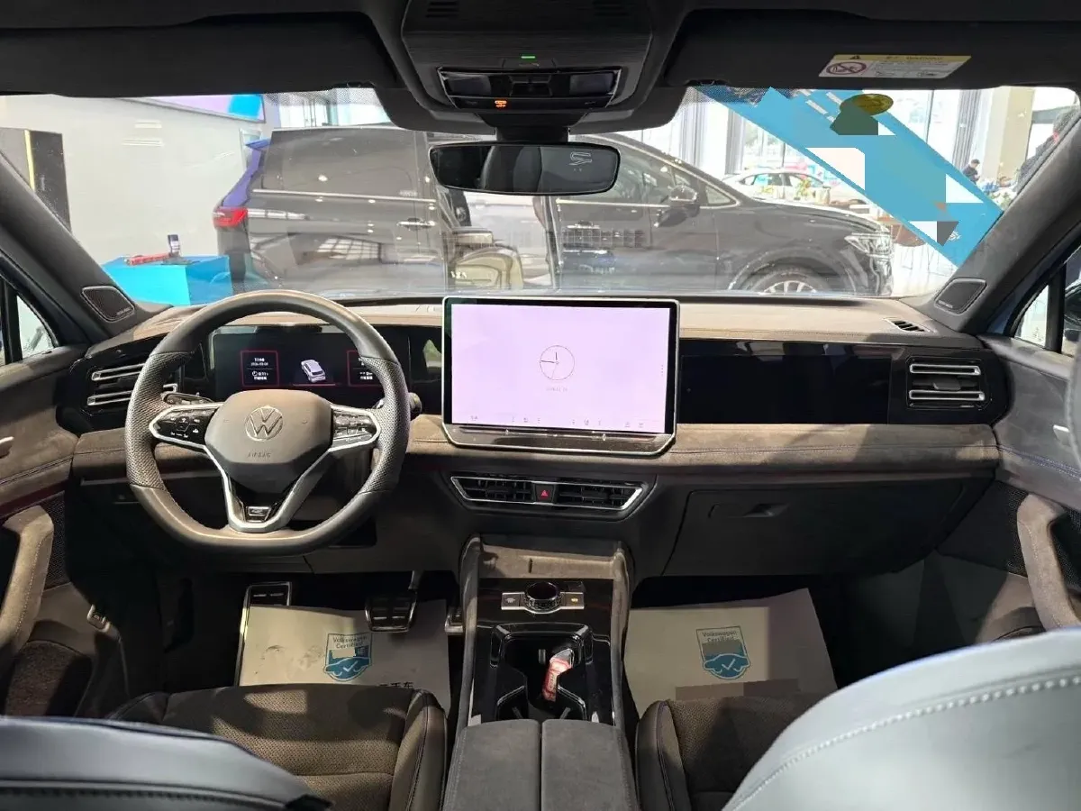 2024 Volkswagen Tiguan L 2.0T 220HP L4 7DCT,autocango,china used car exporter,china ev exporter,chinese used car exporter,chinese used ev exporter