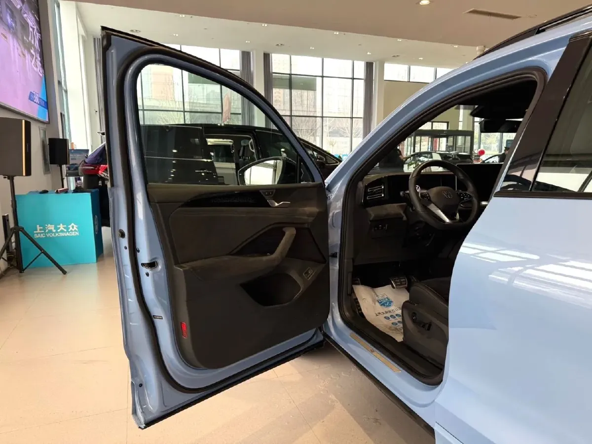 2024 Volkswagen Tiguan L 2.0T 220HP L4 7DCT,autocango,china used car exporter,china ev exporter,chinese used car exporter,chinese used ev exporter