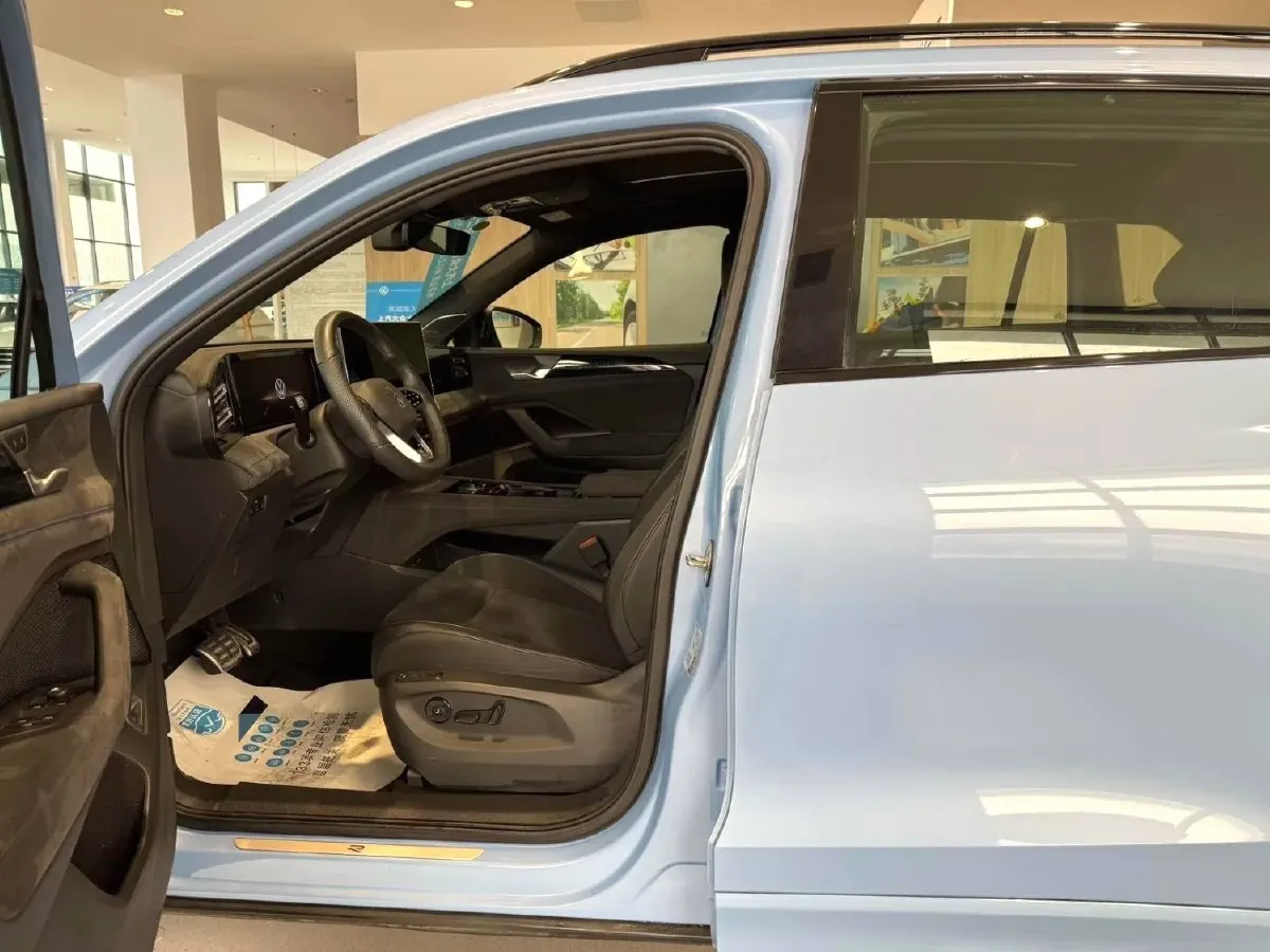 2024 Volkswagen Tiguan L 2.0T 220HP L4 7DCT,autocango,china used car exporter,china ev exporter,chinese used car exporter,chinese used ev exporter