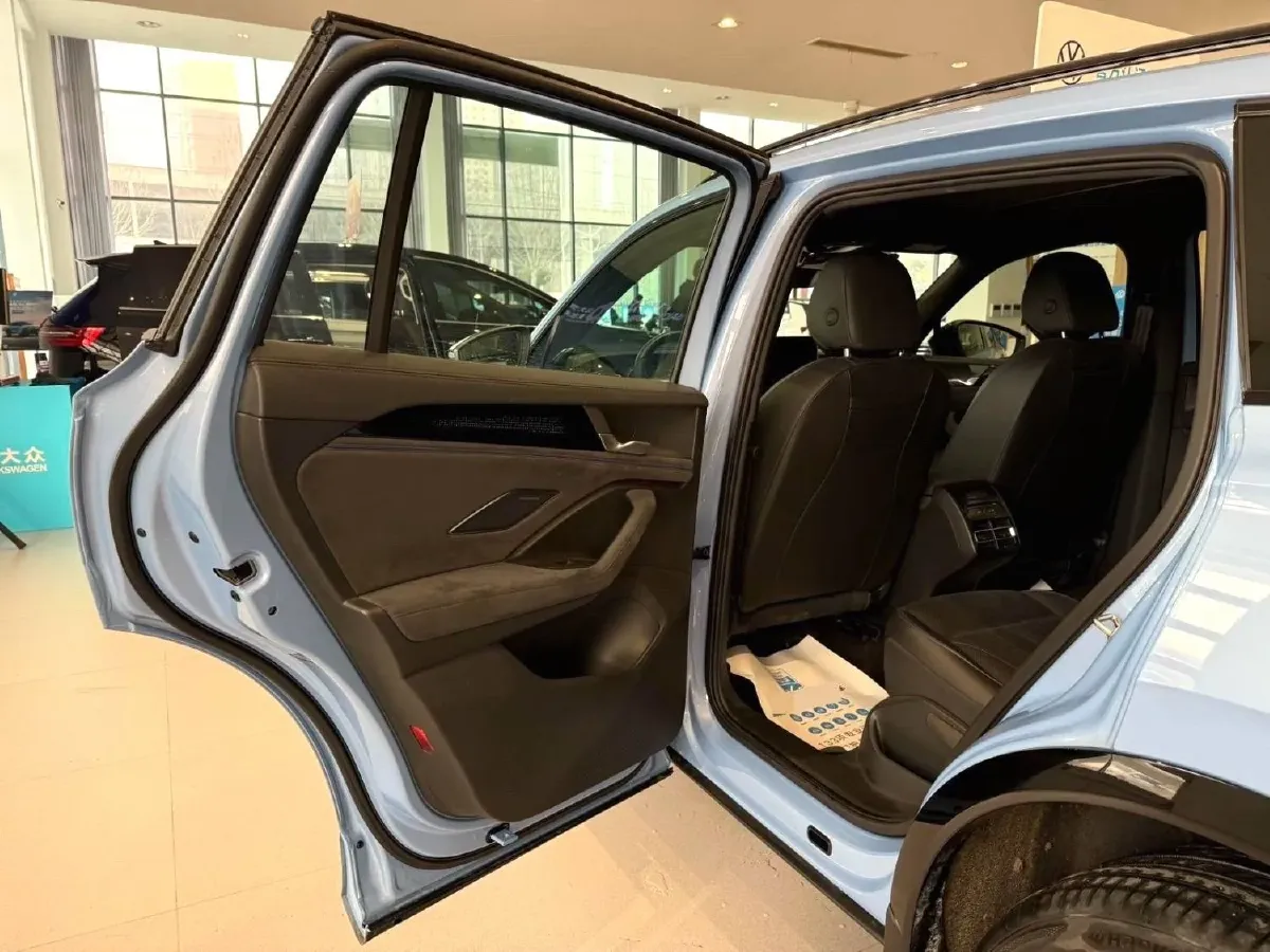 2024 Volkswagen Tiguan L 2.0T 220HP L4 7DCT,autocango,china used car exporter,china ev exporter,chinese used car exporter,chinese used ev exporter